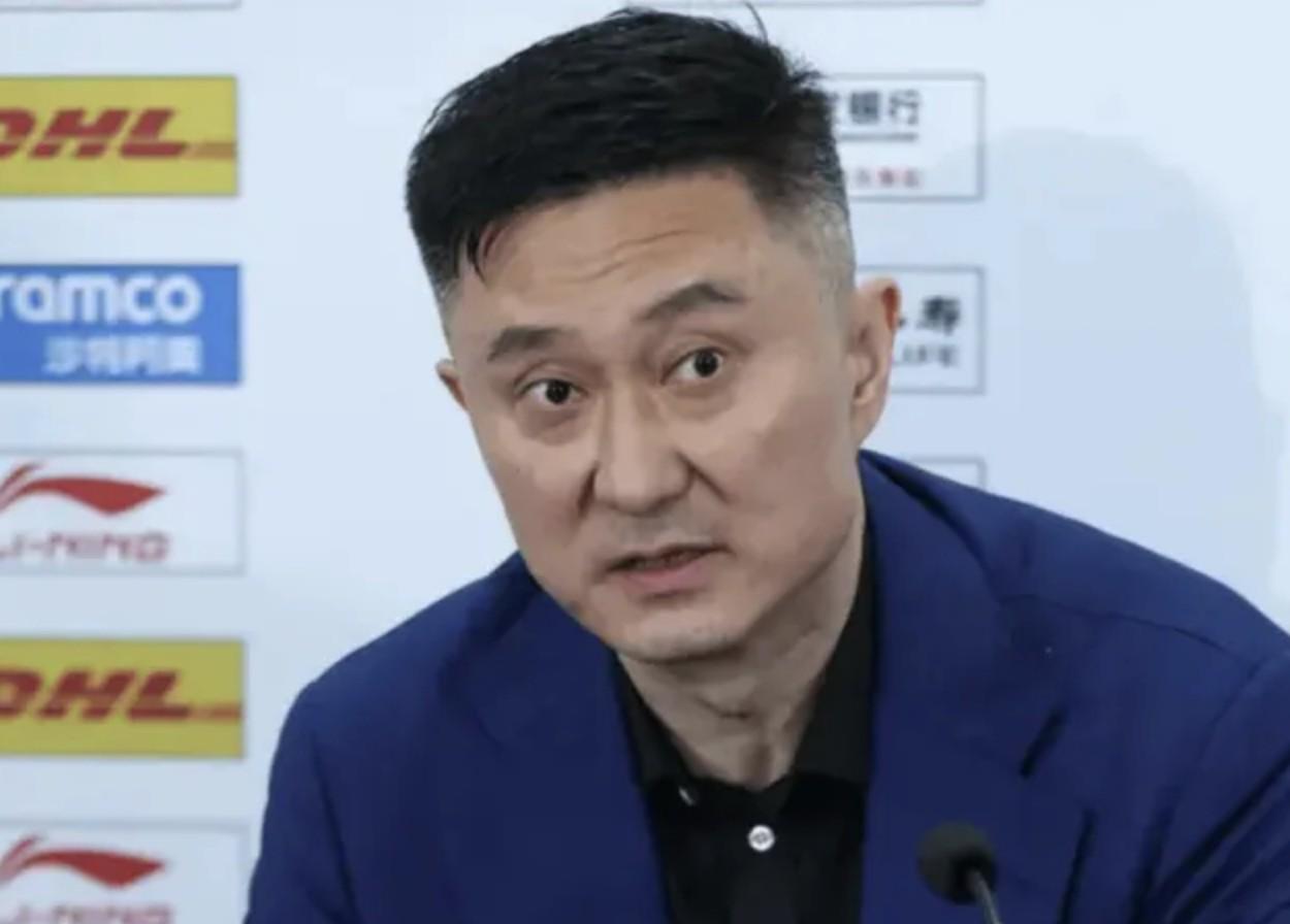 体育博彩-郭艾伦解说：杜导现在是老教练了，不管输赢都面不改色心不跳